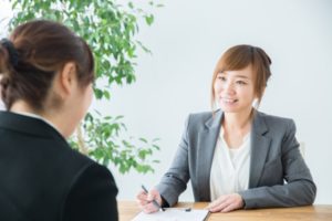 薬剤師転職エージェントと面談する女性薬剤師