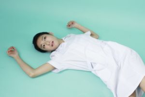 ダウンする女性薬剤師