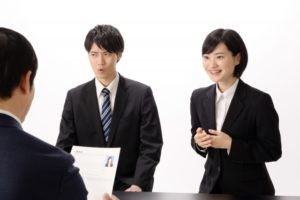 面接する男女の薬剤師