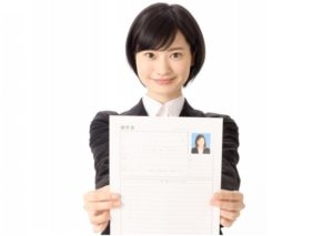履歴書を見せる薬剤師