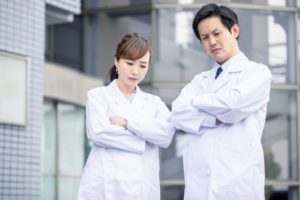考え込む薬剤師の男女
