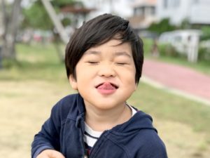 あっかんべーをする男の子
