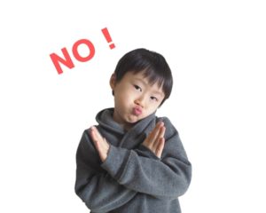 Noサインを出す男の子