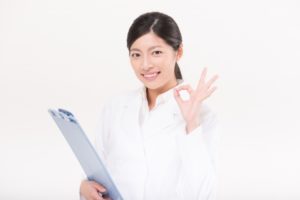 OKサインを出す女性薬剤師