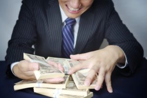 お金に目がくらむエージェント