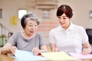 在宅施設でほほ笑む薬剤師