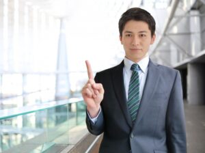 指で一を合図する男性MR