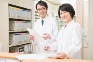 薬局でほほ笑む薬剤師
