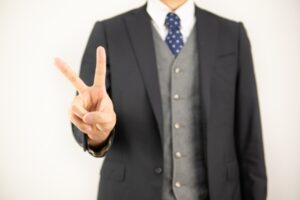 指で二を合図する男性MR