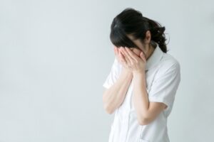 絶望する女性薬剤師