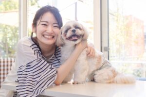 犬と戯れる女性薬剤師