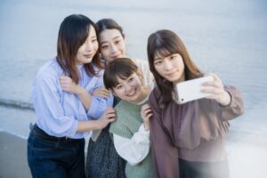 スマホで写真を撮る女性たち